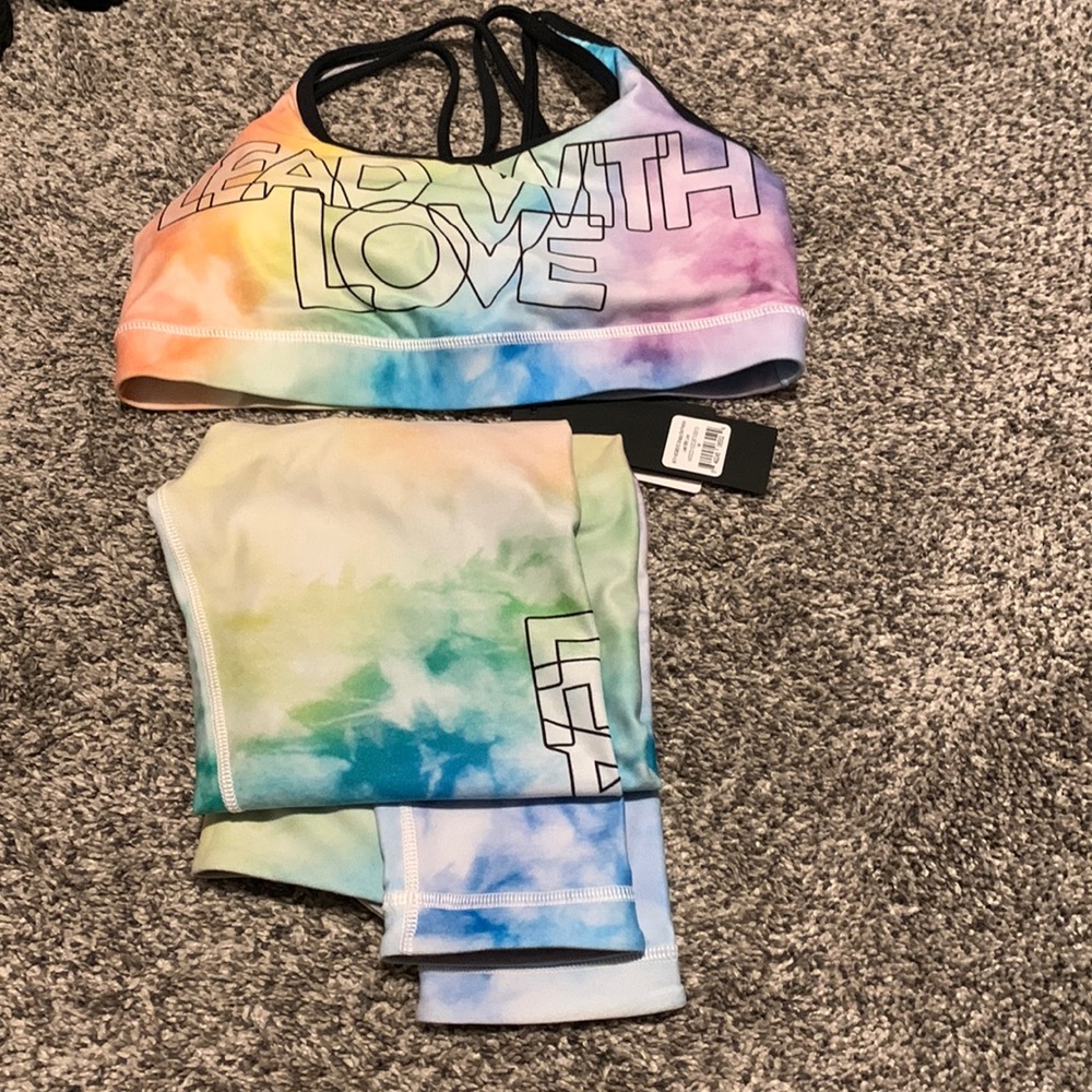 Peloton lead with love set size medium